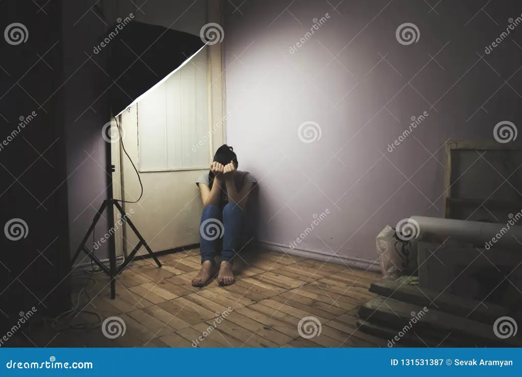 Suasana sunyi dan menyayat hati Gambar ruangan kosong dengan suasana sedih