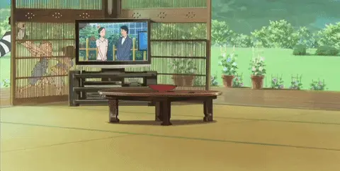 Menikmati Anime di Rumah Gambar seseorang menonton anime di rumah