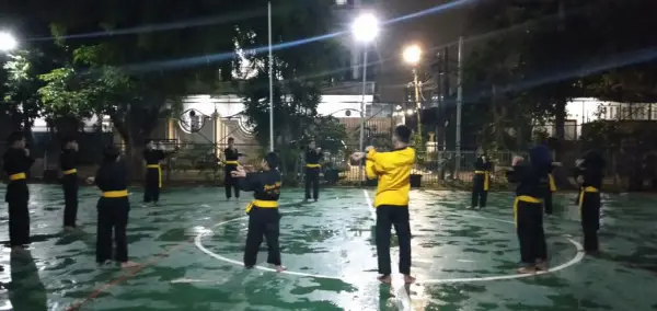 Latihan Pencak Silat Gambar para pesilat sedang berlatih