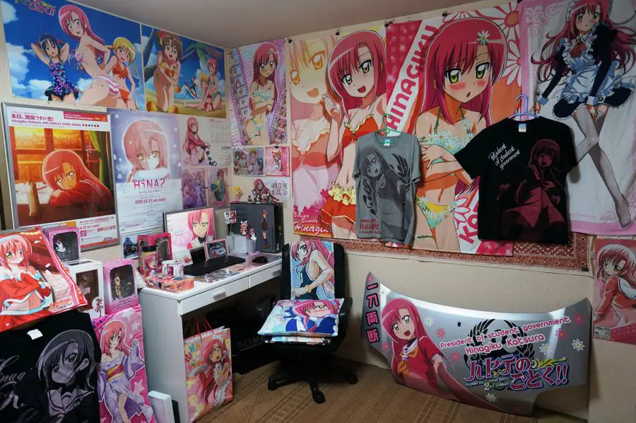 Kepopuleran merchandise anime Gambar merchandise anime seperti figurine, poster, dan lain-lain