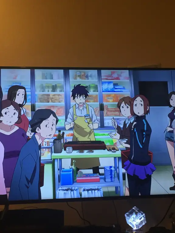 Menonton Anime di Ponsel Gambar karakter anime menonton anime di ponsel