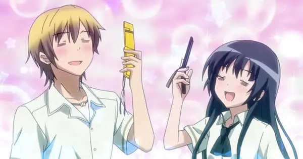 Gambar: Penggemar anime menikmati anime di ponselnya Gambar penggemar anime bahagia menonton anime di ponsel