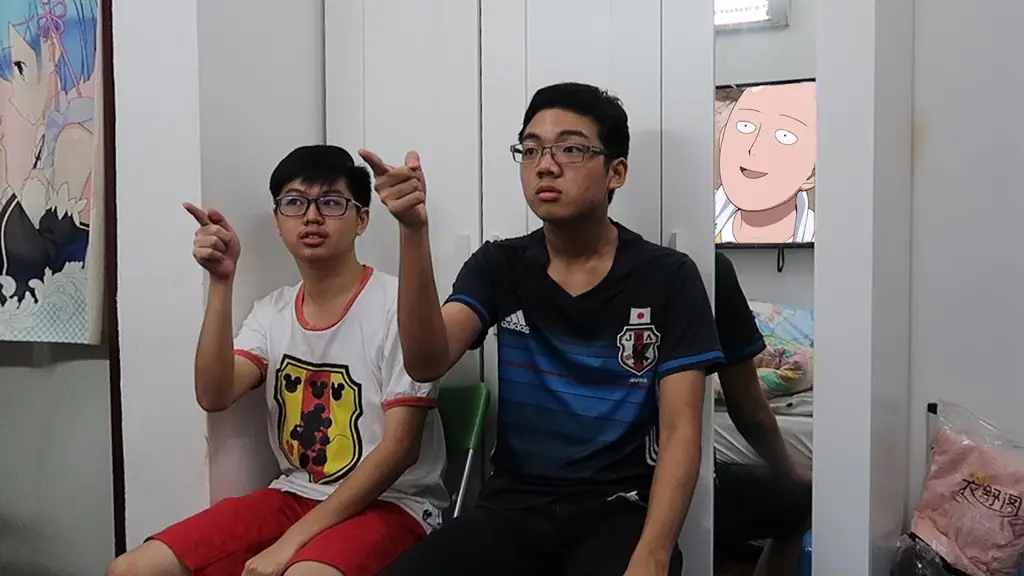 Pengalaman Menonton Anime Gambar seseorang menonton anime di ponsel