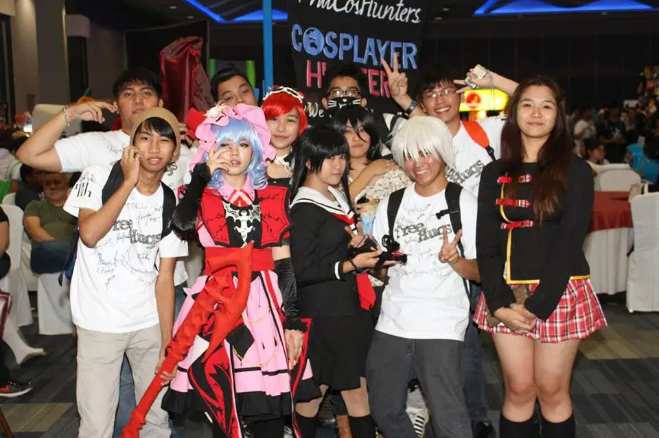 Pengalaman Menonton Anime Gambar seseorang yang menikmati menonton anime