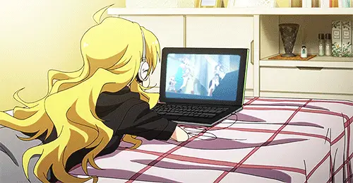 Menikmati Anime Offline Seseorang sedang asyik menonton anime di ponselnya